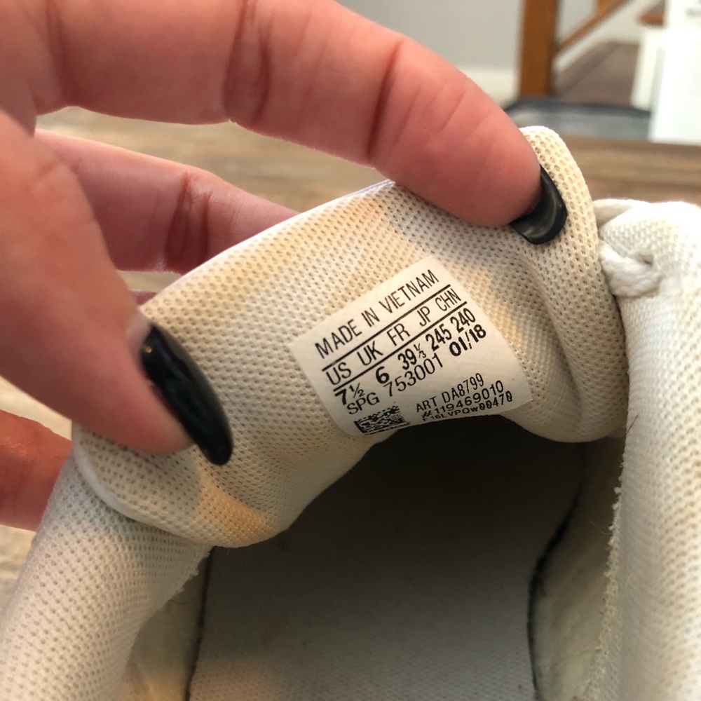 Adidas Kicks - Picture 2 of 3